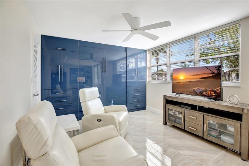 Beautiful Fully Upgraded Full Two Bedroom Condo In Popular Phase - photo 9