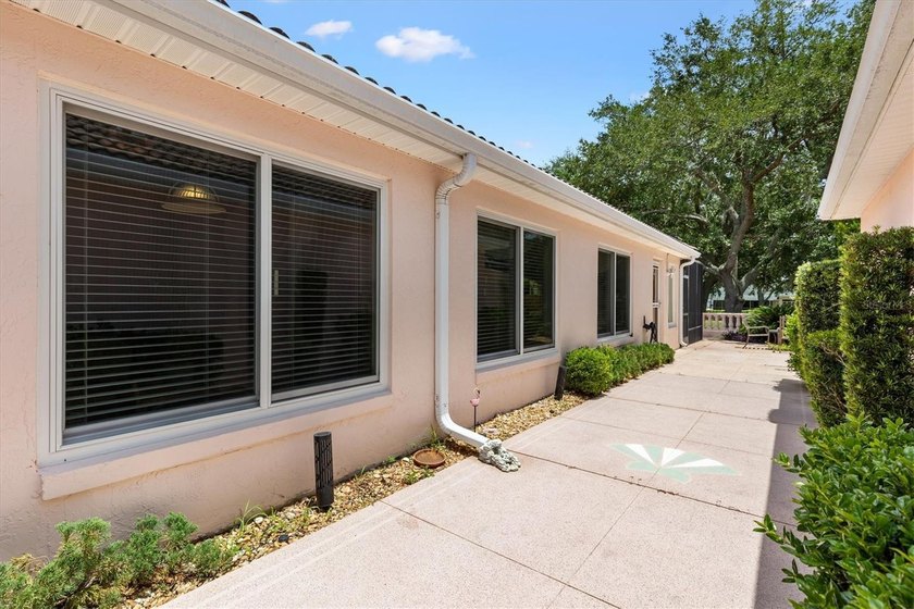 STUCCO COURTYARD VILL ON GOLF COURSE 2-bed 2-bath with a - photo 32