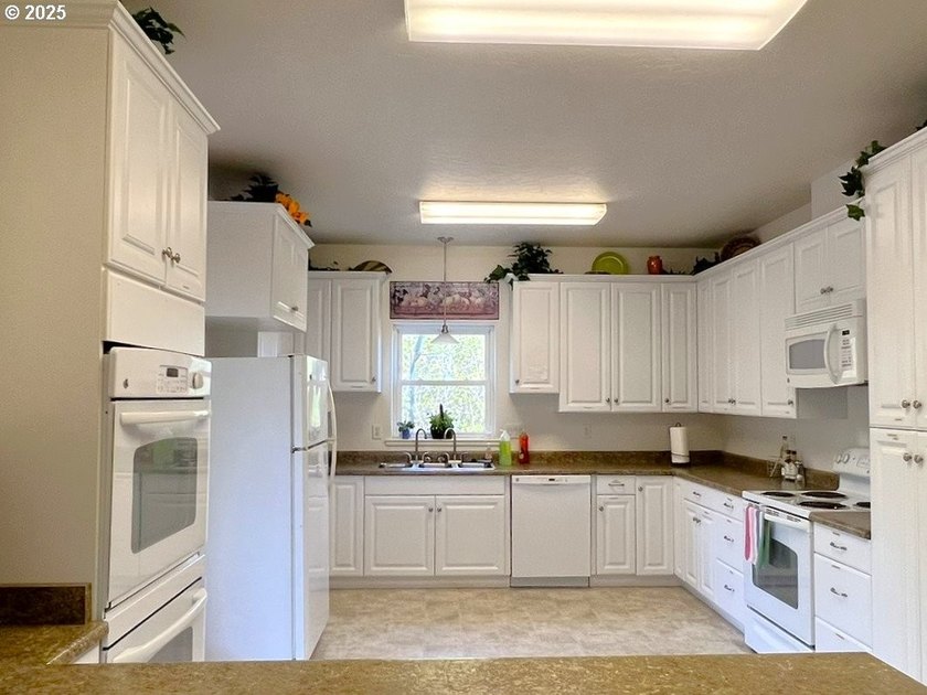 Enjoy peace of mind in Emerald Coast Estates, a beautifully - photo 40