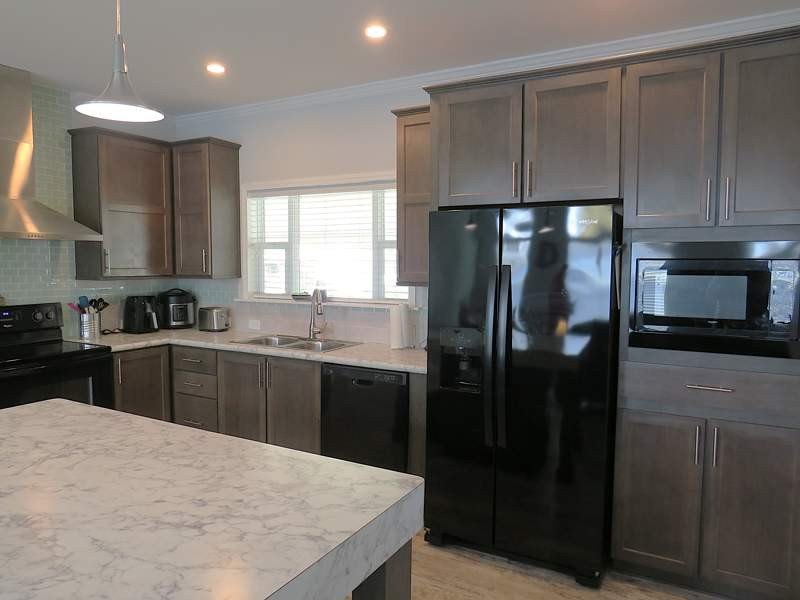 This 1,196 sq. ft., 2-bedroom, 2-bath manufactured home is - photo 7