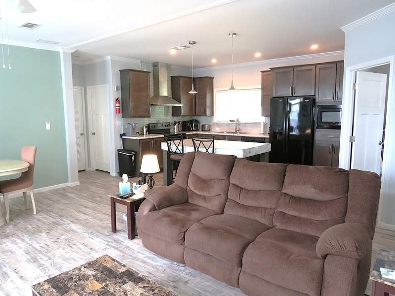 This 1,196 sq. ft., 2-bedroom, 2-bath manufactured home is - photo 9