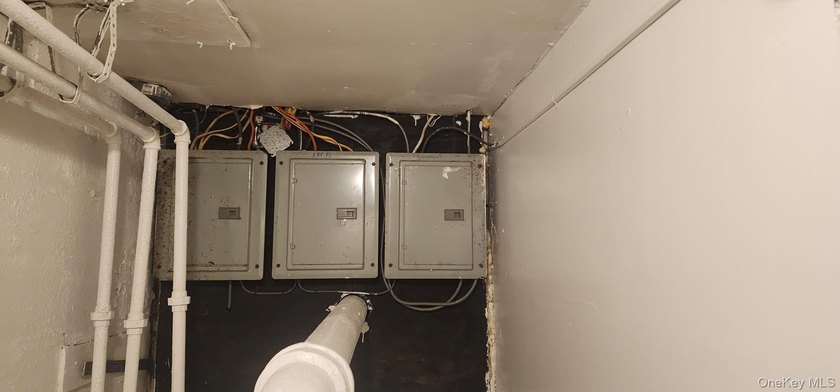 Three 3 bedrooms and 1-bathroom apartments. This is a cash-cow! - photo 24