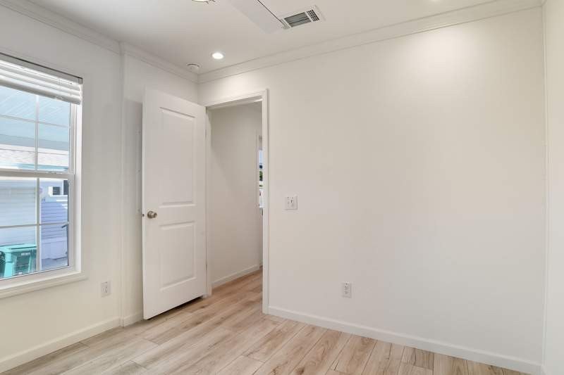 This cozy manufactured home in Tropical Haven offers 2 bedrooms - photo 8