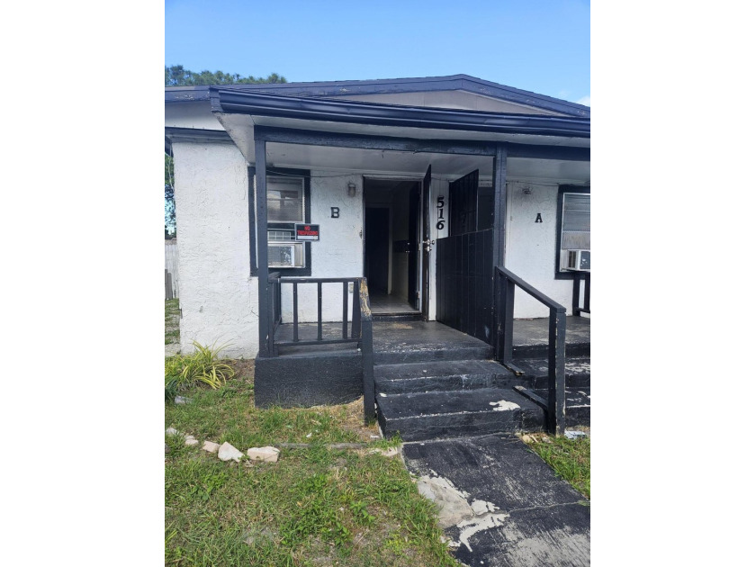 This Fort Pierce duplex is a fantastic fixer-upper opportunity - photo 3