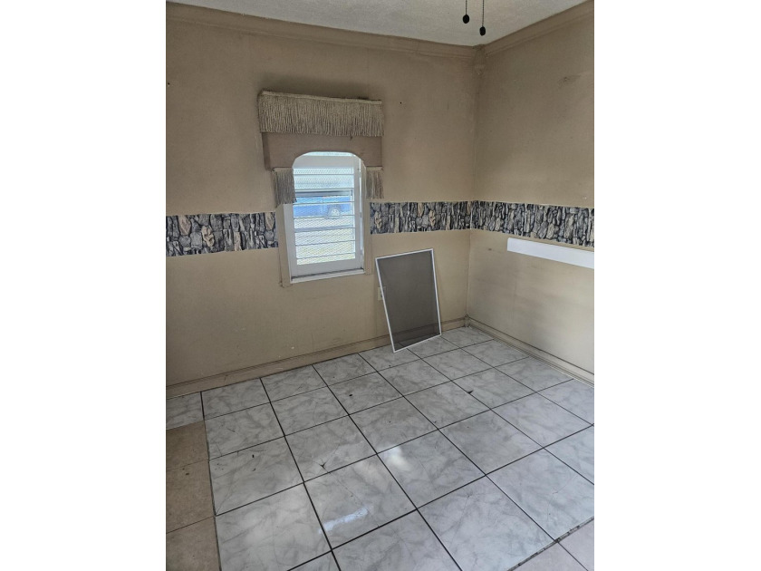 This Fort Pierce duplex is a fantastic fixer-upper opportunity - photo 4