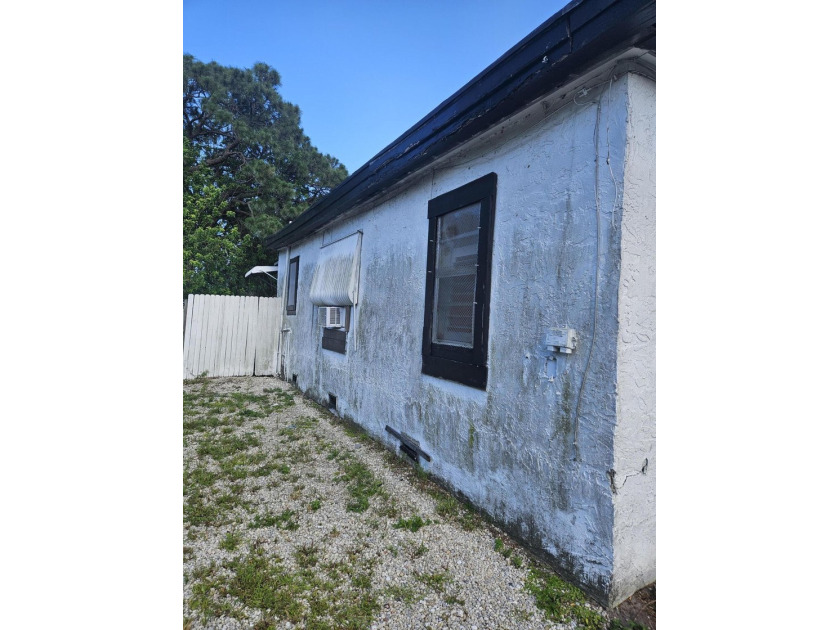 This Fort Pierce duplex is a fantastic fixer-upper opportunity - photo 5