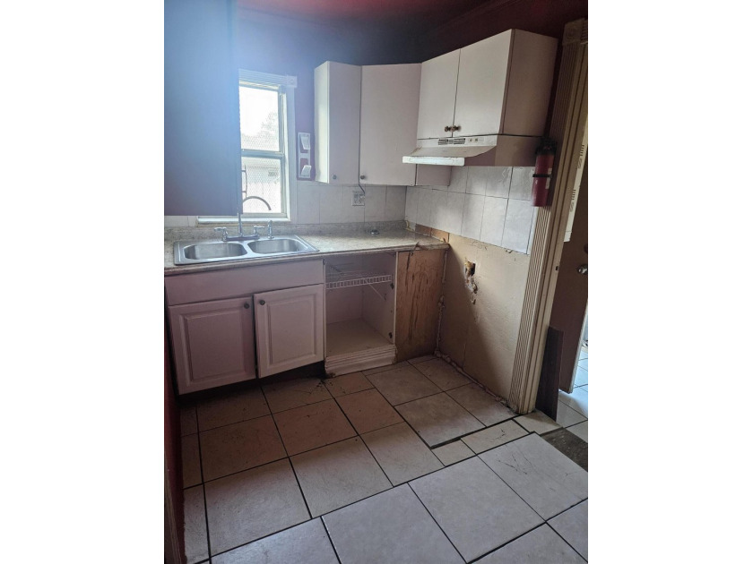 This Fort Pierce duplex is a fantastic fixer-upper opportunity - photo 7