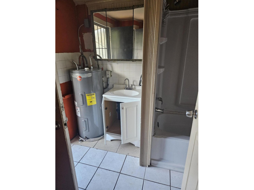 This Fort Pierce duplex is a fantastic fixer-upper opportunity - photo 9