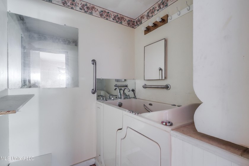 PROPERTY SOLD AS-IS - CASH or CONVENTIONAL ONLY. This FIXER - photo 12