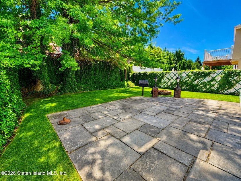 Welcome to this spacious and well-maintained detached - photo 13