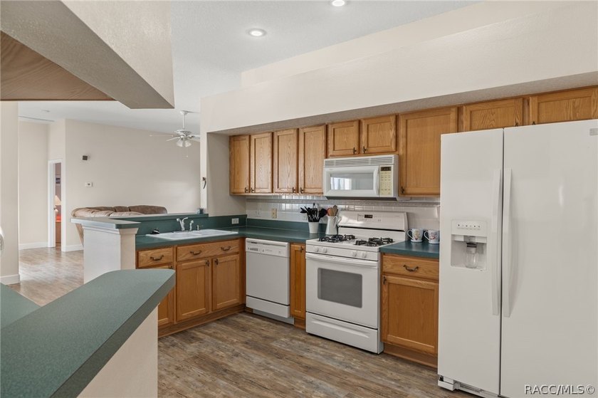 Well maintained, fully furnished golf course pool home located - photo 11