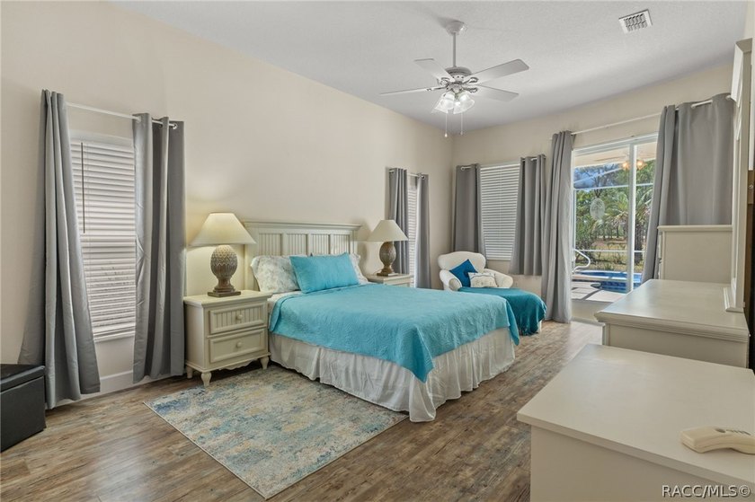 Well maintained, fully furnished golf course pool home located - photo 27