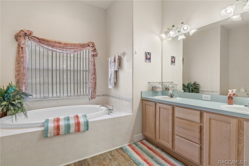 Well maintained, fully furnished golf course pool home located - photo 32
