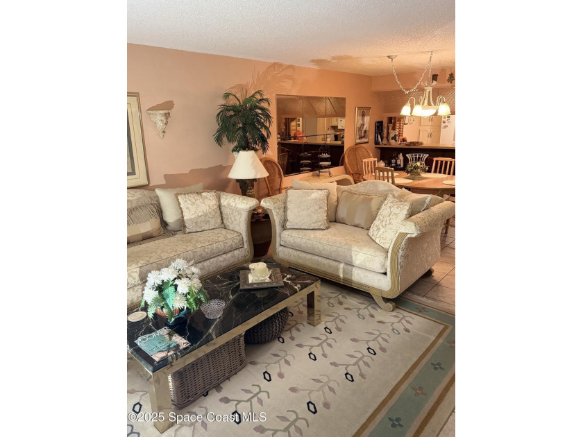 Inviting 2 bedroom, 2 bathroom condo located in the Royal Oak - photo 3
