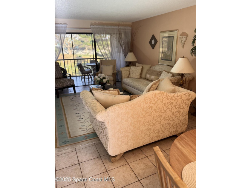 Inviting 2 bedroom, 2 bathroom condo located in the Royal Oak - photo 4
