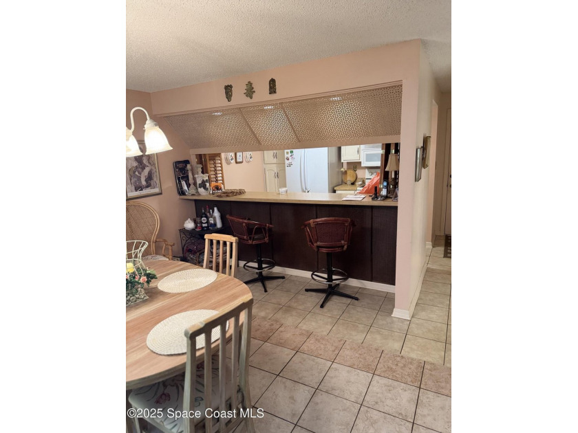 Inviting 2 bedroom, 2 bathroom condo located in the Royal Oak - photo 5