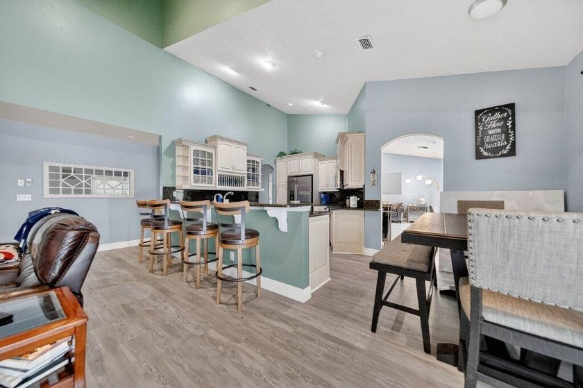 Welcome to this well-appointed 4-bedroom, 3-bathroom residence - photo 7