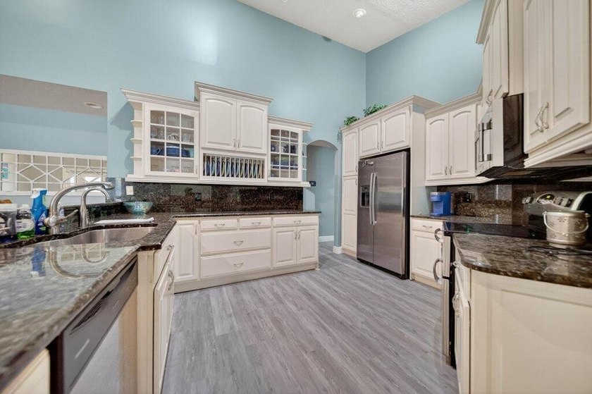 Welcome to this well-appointed 4-bedroom, 3-bathroom residence - photo 8