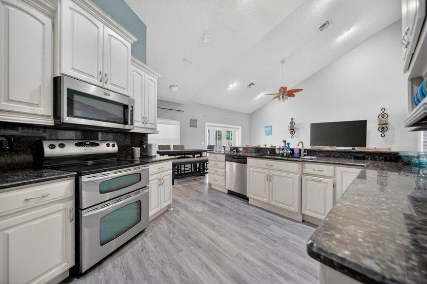 Welcome to this well-appointed 4-bedroom, 3-bathroom residence - photo 9