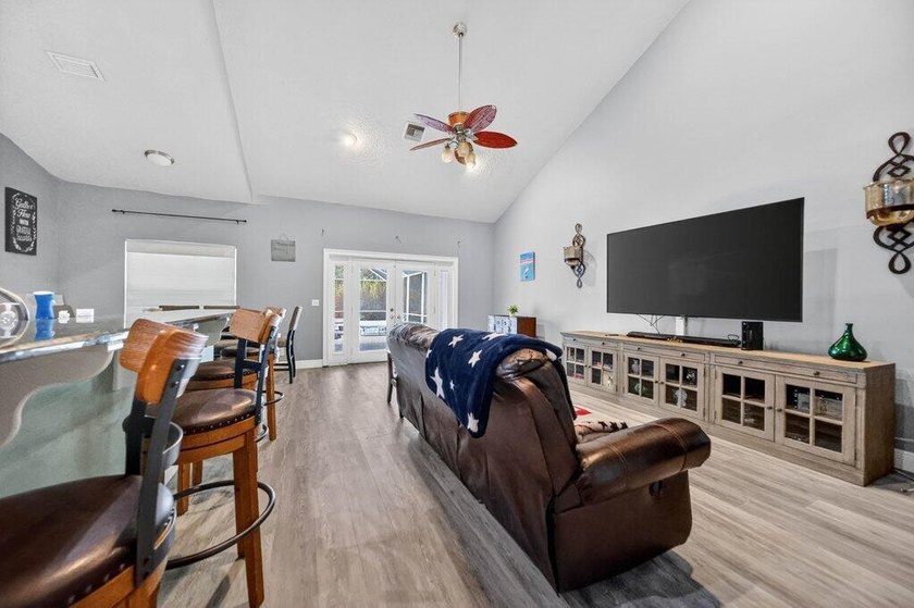 Welcome to this well-appointed 4-bedroom, 3-bathroom residence - photo 10