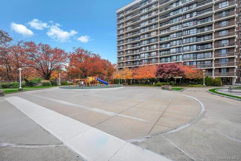 Welcome to your top floor newly renovated 2 bed condo in Village - photo 31