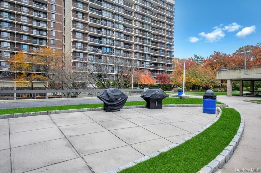 Welcome to your top floor newly renovated 2 bed condo in Village - photo 32