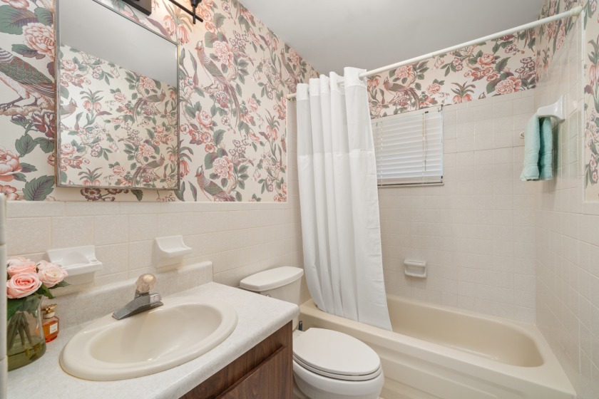 Guest bathroom has a tile shower with tub - photo 18
