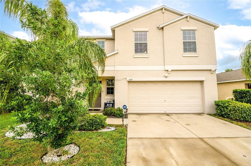 Welcome to this stunning 4 bedroom, 2 1/2 bathroom home with a - photo 3