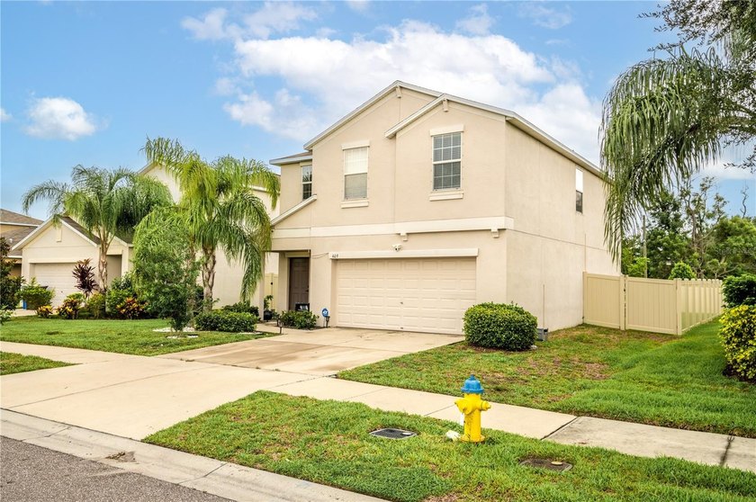 Welcome to this stunning 4 bedroom, 2 1/2 bathroom home with a - photo 5