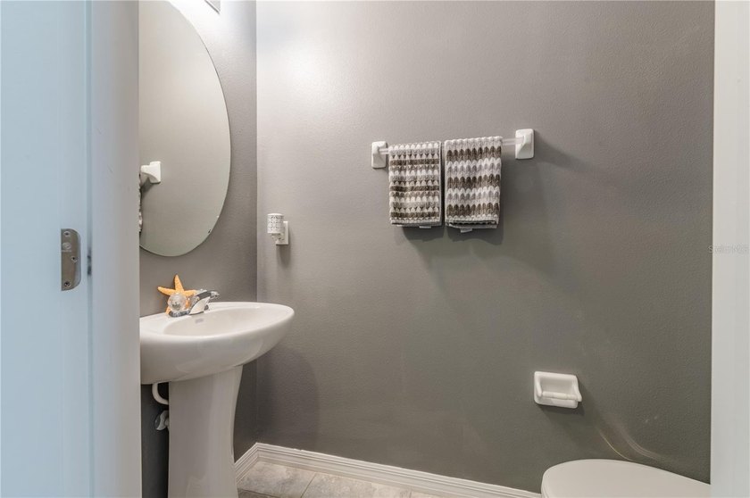 Welcome to this stunning 4 bedroom, 2 1/2 bathroom home with a - photo 7
