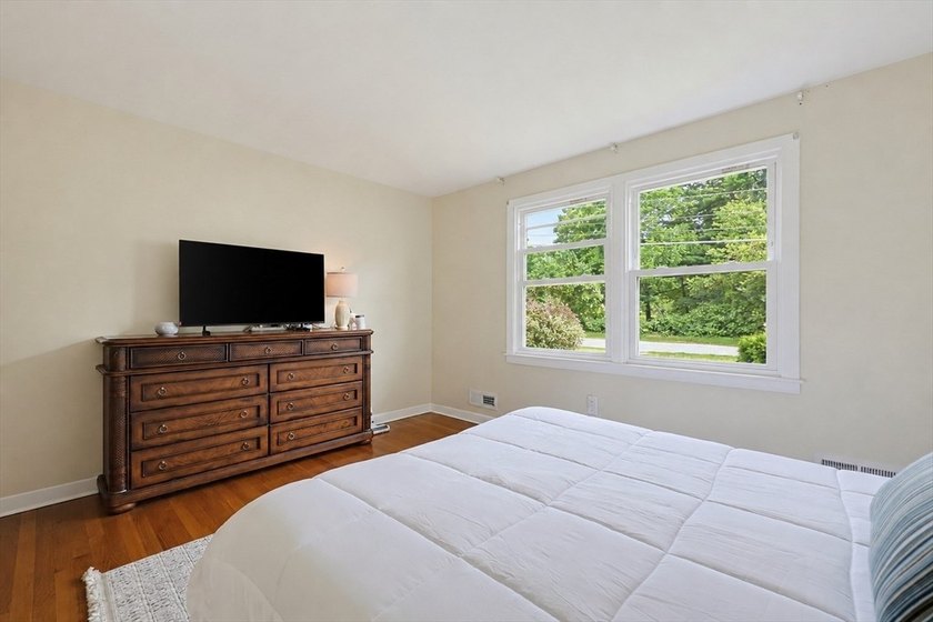 Welcome home to this move-in-ready property offering approx 1800 - photo 11