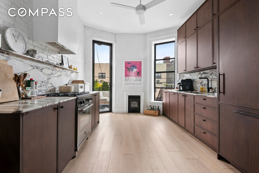 Corner House! Magnificent and fully renovated 2 family home in - photo 2