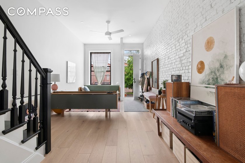 Corner House! Magnificent and fully renovated 2 family home in - photo 4