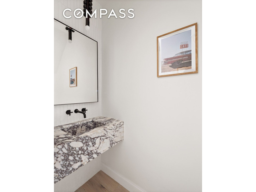 Corner House! Magnificent and fully renovated 2 family home in - photo 5
