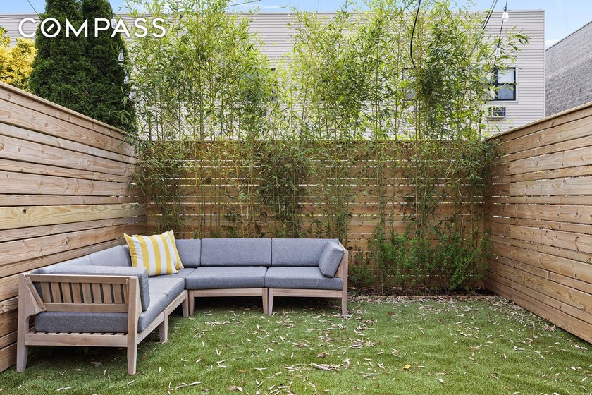 Corner House! Magnificent and fully renovated 2 family home in - photo 9