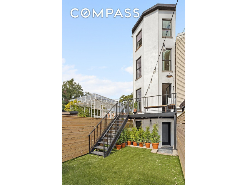 Corner House! Magnificent and fully renovated 2 family home in - photo 10