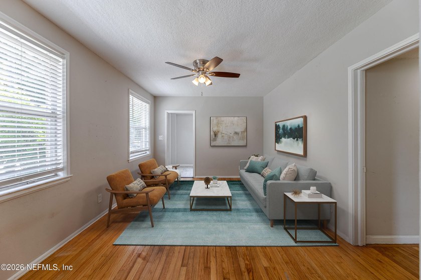 Explore this single-family home located in the Murray Hill area - photo 11