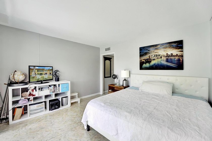 Welcome to this beautifully maintained 3-bedroom, 2-bath home - photo 11