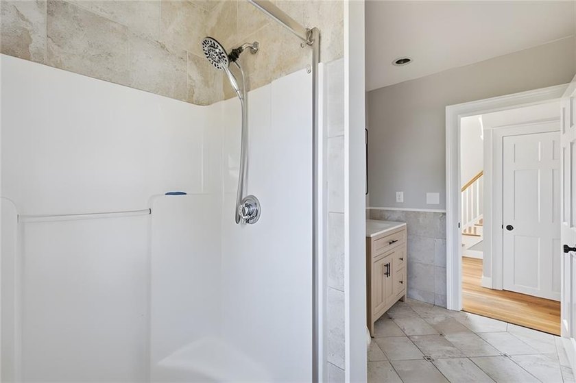 Welcome to 5 Thayer Pl-a beautifully maintained Cape-Style home - photo 11