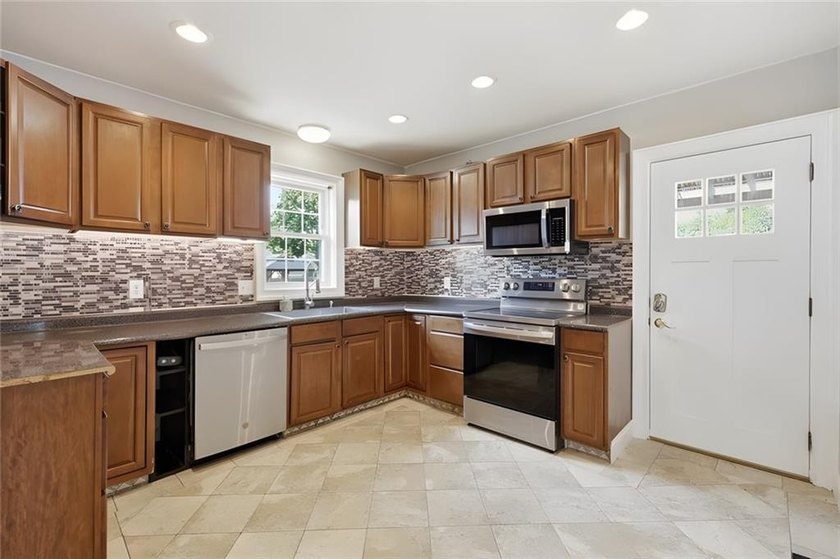 Welcome to 5 Thayer Pl-a beautifully maintained Cape-Style home - photo 16
