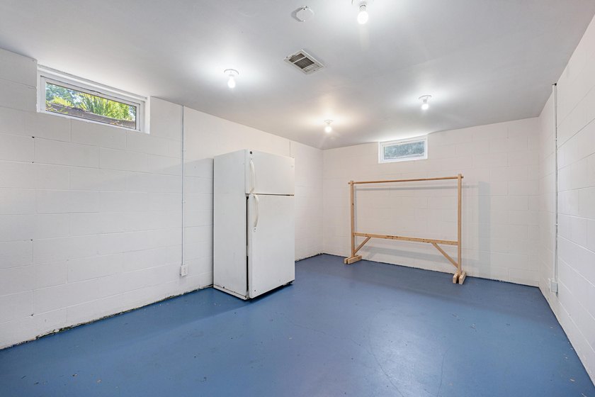 Step into this beautifully refreshed 3-bedroom, 1.5-bath ranch - photo 17