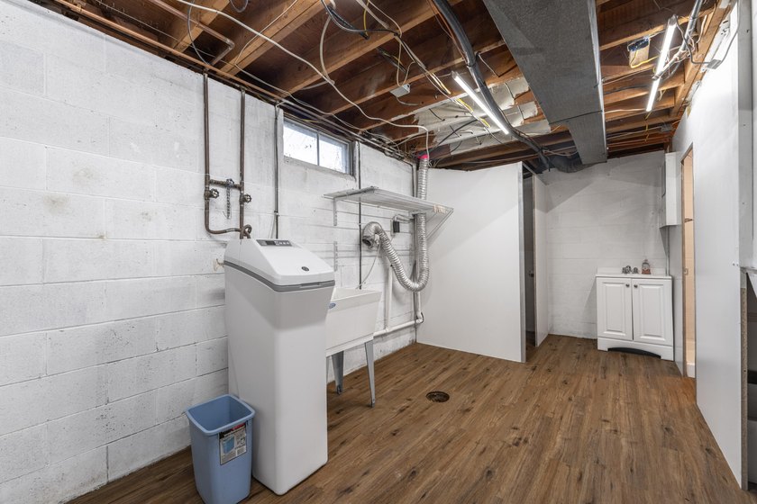 Step into this beautifully refreshed 3-bedroom, 1.5-bath ranch - photo 18