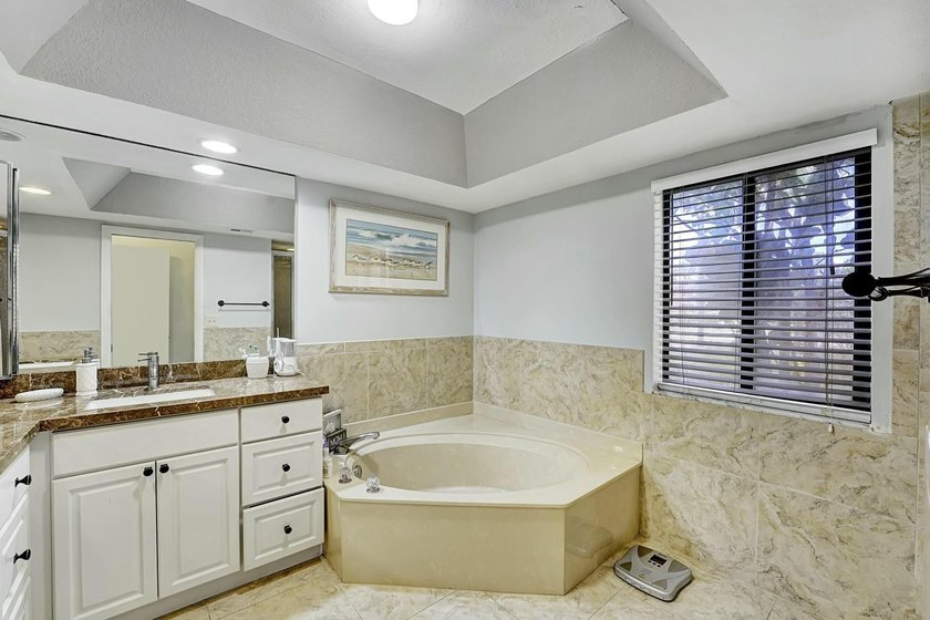 Welcome to this beautifully maintained 3-bedroom, 2-bath home - photo 18