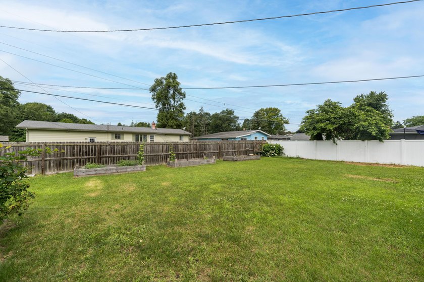 Step into this beautifully refreshed 3-bedroom, 1.5-bath ranch - photo 19