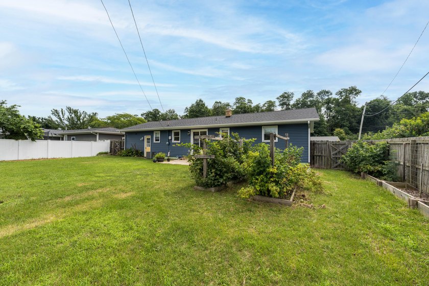 Step into this beautifully refreshed 3-bedroom, 1.5-bath ranch - photo 20