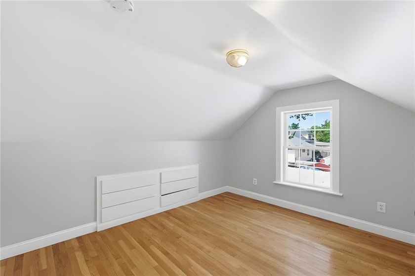 Welcome to 5 Thayer Pl-a beautifully maintained Cape-Style home - photo 22