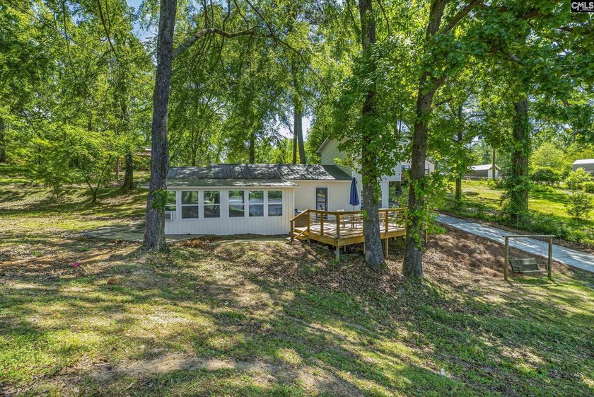 Welcome to your perfect Lake Murray getaway! This charming - photo 2