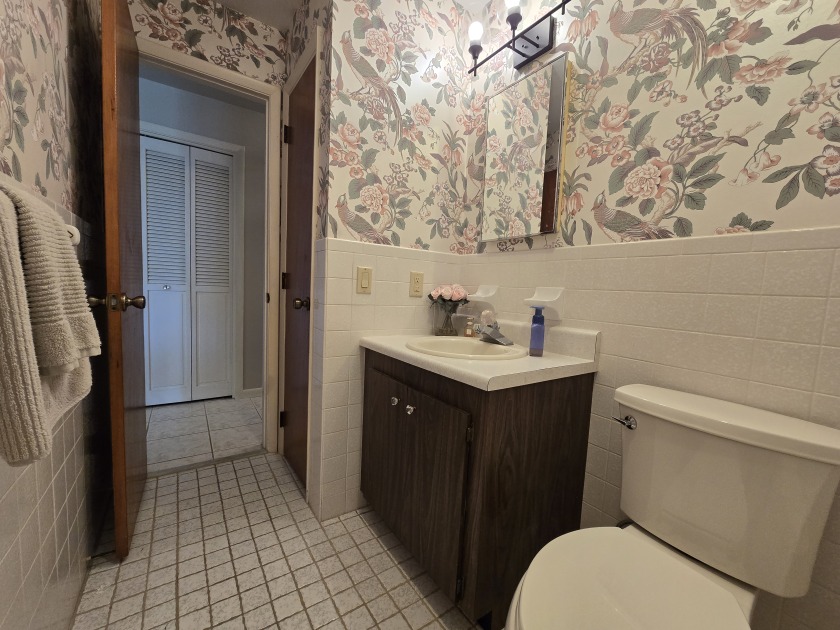 Guest bathroom also has linen closet - photo 19