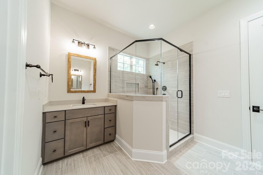 Beautiful new custom home in the Irish Creek Country Club - photo 27