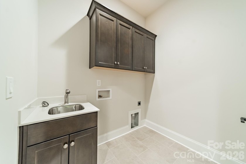 Beautiful new custom home in the Irish Creek Country Club - photo 32